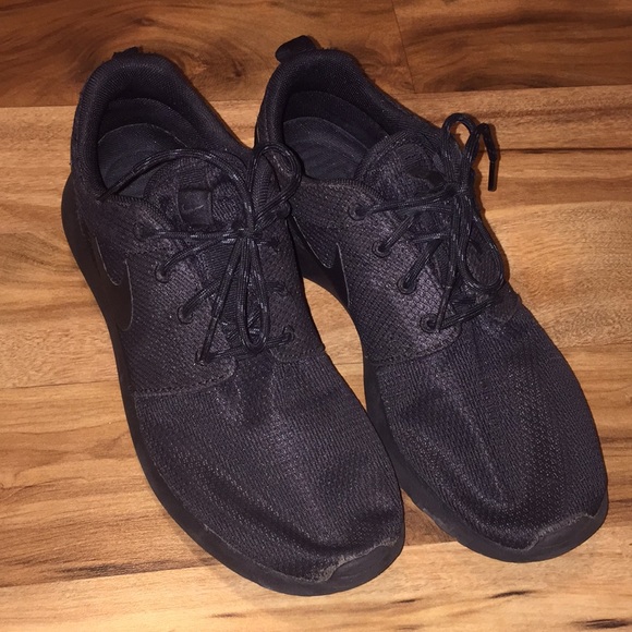 Nike Shoes - Nike Roshe all black